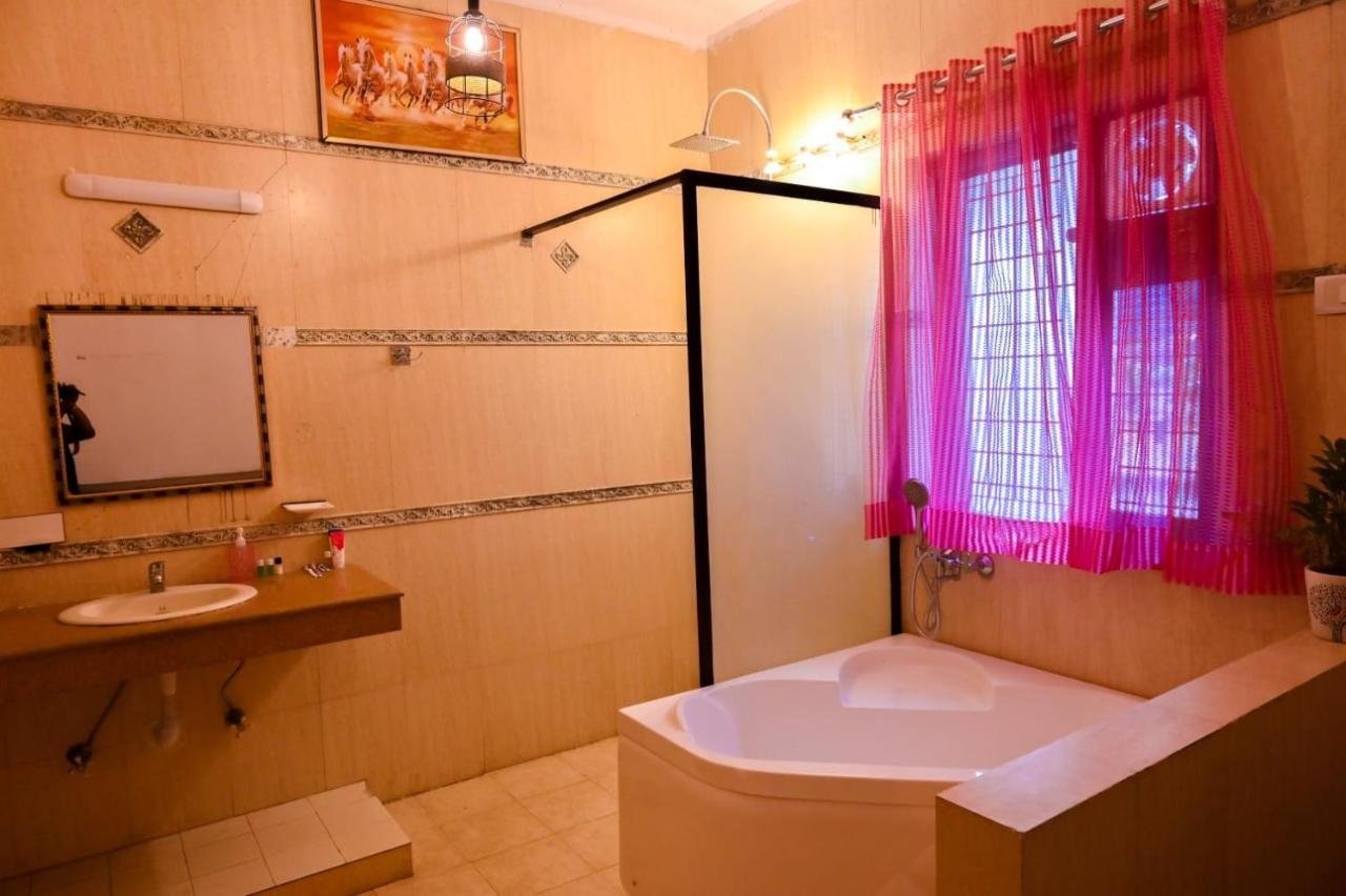 Hotel Wild Rose นิวเดลี ภายนอก รูปภาพ