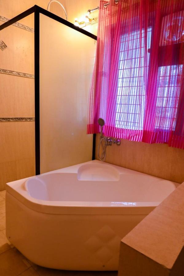 Hotel Wild Rose นิวเดลี ภายนอก รูปภาพ