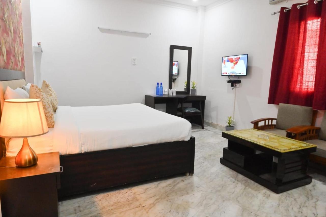 Hotel Wild Rose นิวเดลี ภายนอก รูปภาพ